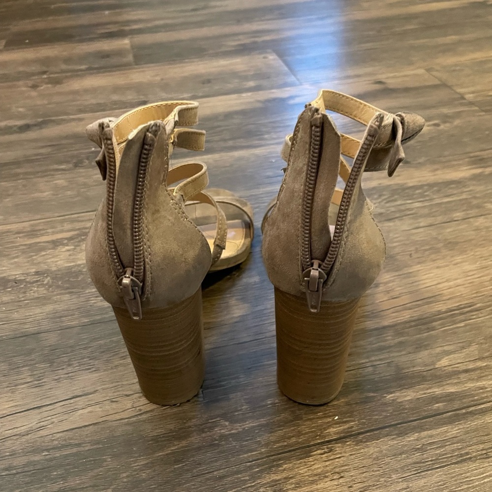 Beige heels - Picture 3 of 3